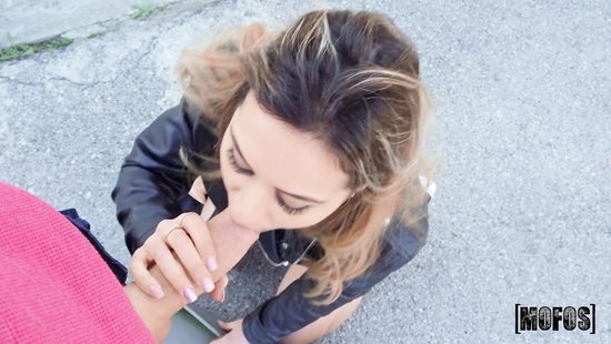 Amazing babe in outdoor scene