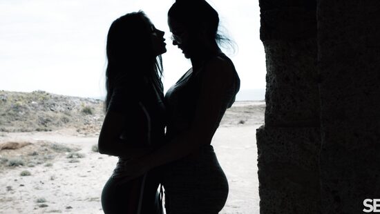 Two babes are making out