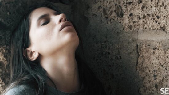 Two babes are making out