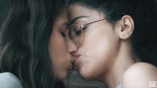 Two babes are making out