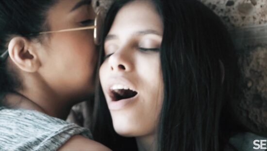 Two babes are making out