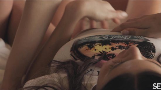 Beautiful lesbians make love and enjoy cunni