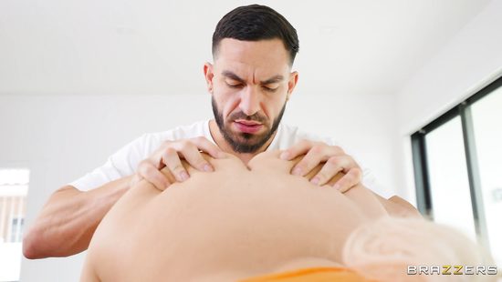 Masseur licks feet and nails a shaved pussy