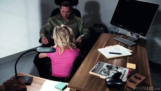 Kiara Cole pleases her horny boss in the office