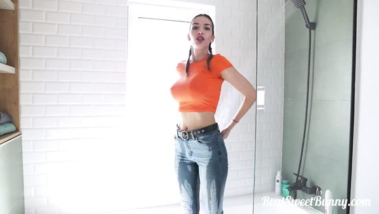 Webcam babe shows her booty