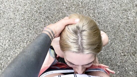 Street girl gives an oral job outdoors