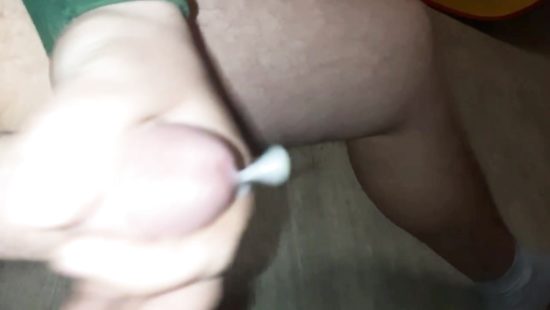 Дрочит член