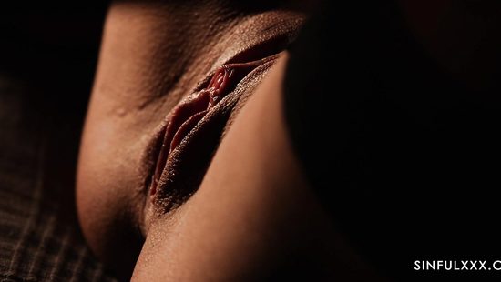 Amazing babe spreads and fucks