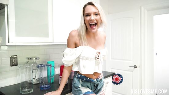 Bubble butt blonde in action