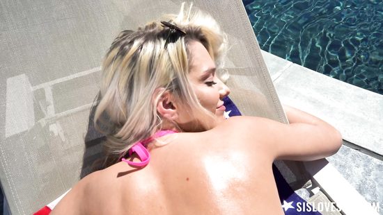 Bubble butt blonde in action