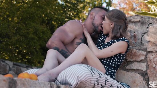 Cunnilingus outdoors