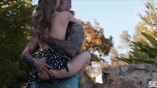 Cunnilingus outdoors