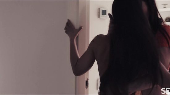 The girlfriend's face is very comfortable