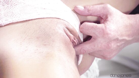 An insecurely sexy girl