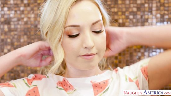 Dude scores easy pussy with hot blonde