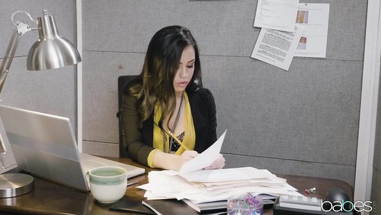 Arousing babe fucked on a desk with BBC