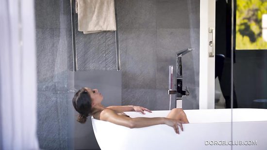 Hottie fucked when she stepped out of the bathtub