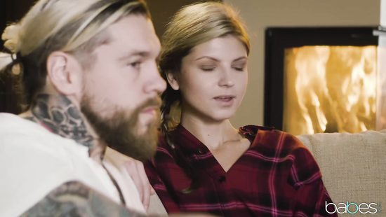 Curvy babe makes good use of stud's hard pecker