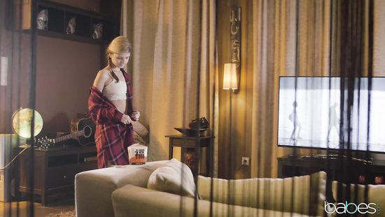 Curvy babe makes good use of stud's hard pecker