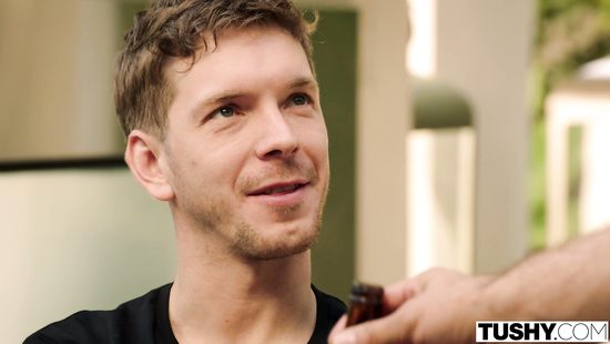 Babe takes in two cocks with smile on her face