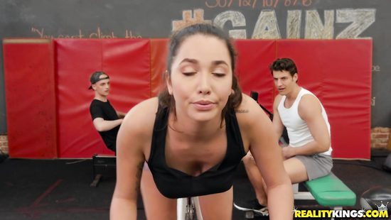 Trainer preying on hot chicks working out