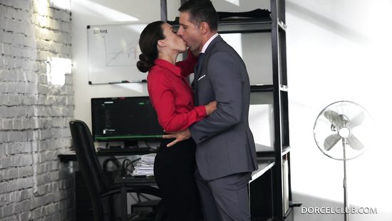 Chap drills dame's butthole with impunity