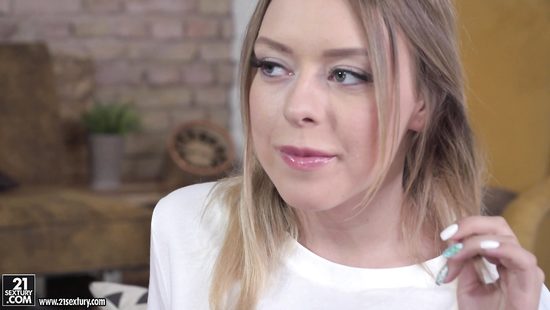 Dudes both interested in teen's pussy