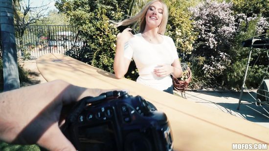 Horny lovebirds fornicating outdoors