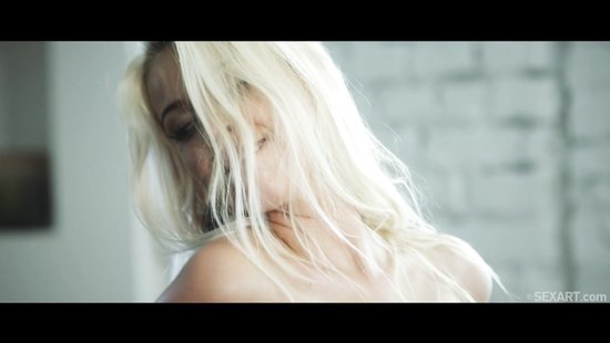 Classy whore rammed in a fancy sofa