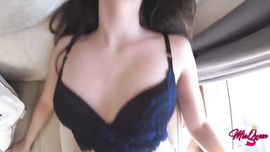 Twirling her booty in her shorts and the boner's ready