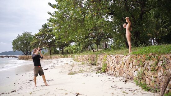 To be next to Mira on a paradise beach