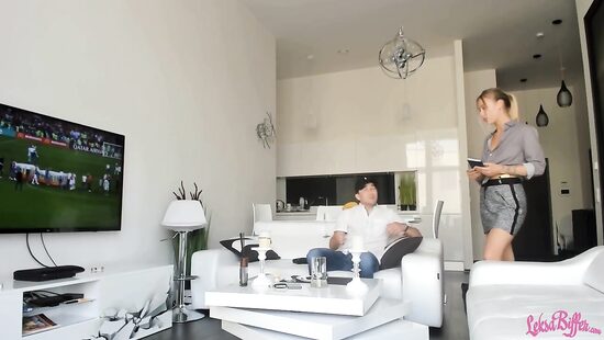 A waitress with a knack for sucking up tips