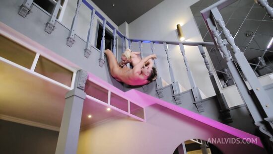 Фантастический и экстремальный секс с гибкой гимнасткой Лорой Фрост!