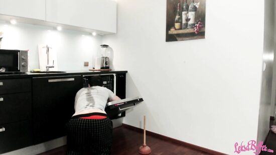 Accessing Lexa's housewife pussy