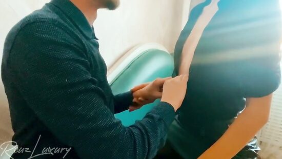 Ее сиськи достойны внимания, а члену просто повезло