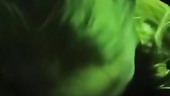 Подруга сочно отсосала в клубе.