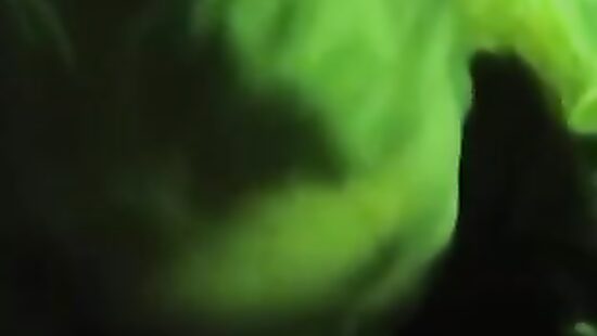 Подруга сочно отсосала в клубе.