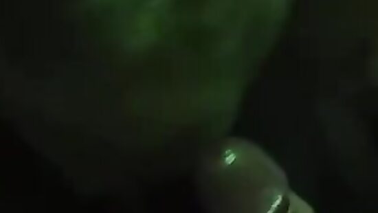 Подруга сочно отсосала в клубе.