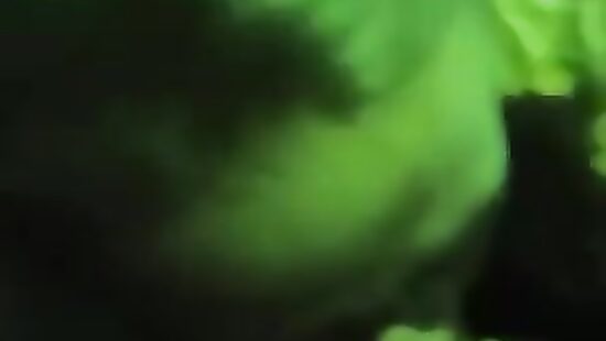 Подруга сочно отсосала в клубе.