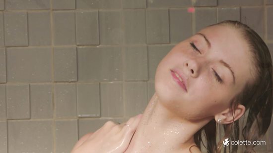 Petite fingers pussy in the shower