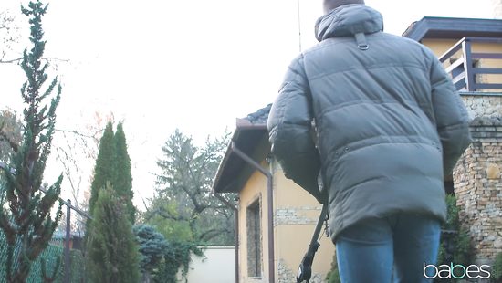 Girlfriend enjoys cunnilingus ahead of sex