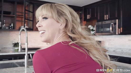 MAssive anal cumshot for the dirty mom