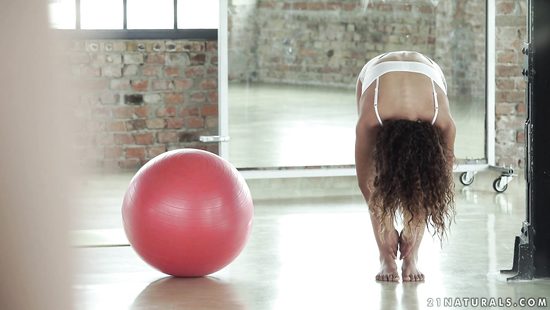 Deep anal makes sporty teen come twice