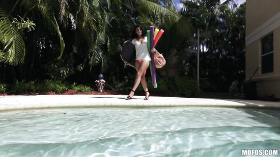 Deep outdoor pool sex for a Latina