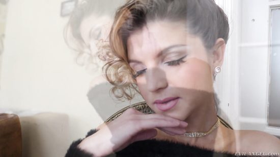 Thin babe filmed doing perversions on cam