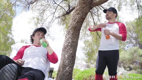 Thick ass babe gets dick in the outdoor