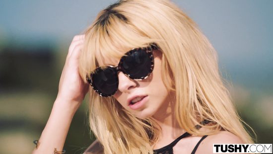 Blondie feels entire dick in her wet ass