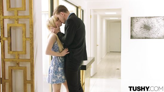 Blondie feels entire dick in her wet ass