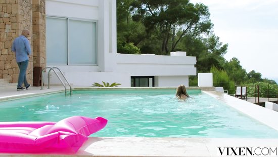 Dazzling blonde feels entire cock in her ass