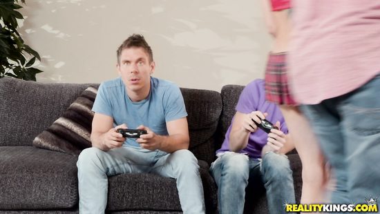 Deep anal in threesome scenes for a hot mom